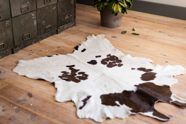 Peau de veau marron et blanche