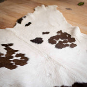 Peau de veau marron et blanche